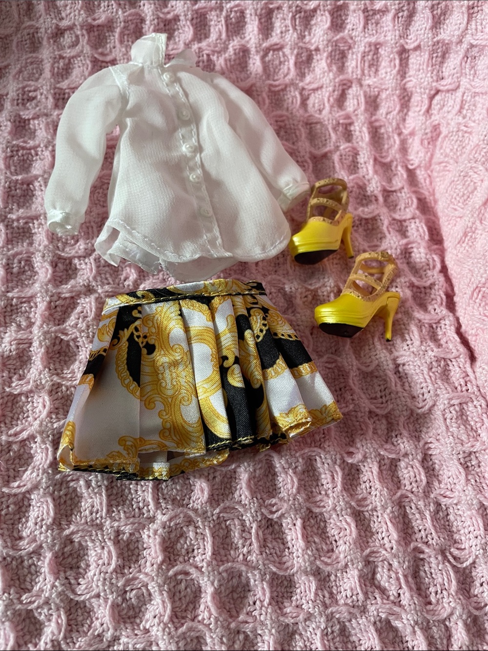 Rainbow High -  Doll Clothing; White, gold and yellow